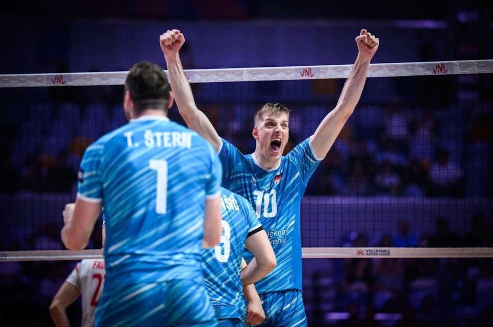 Slovenski odbojkarji poskrbeli za presenečenje: premagali so olimpijske prvake in se uvrstili v polfinale lige narodov (foto: Facebook/Radio1)