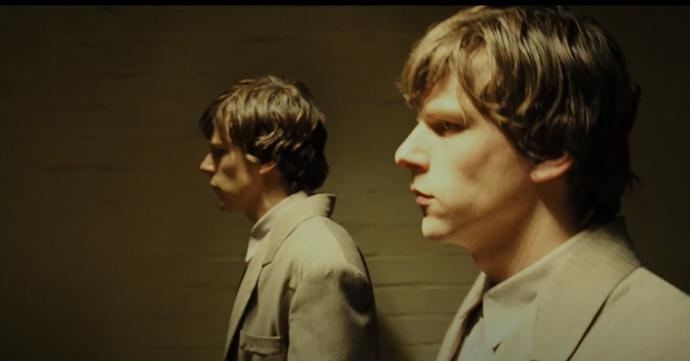 Dvojnik Dvojnik je britanski psihološki triler z elementi črne komedije, ki ga je leta 2013 režiral Richard Ayoade. Glavni lik …