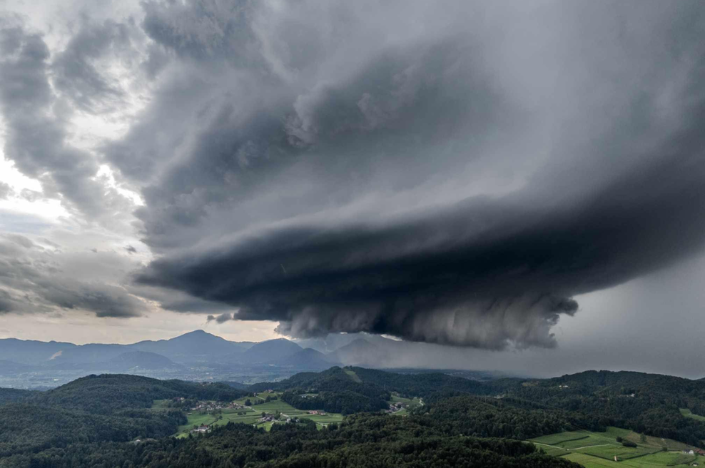Osupljiva fotografija besneče nevihte nad Slovenijo: kdaj se bo vreme končno umirilo? (foto: Facebook/Neurje.si/Jernej Vasle)