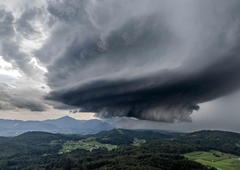Osupljiva fotografija besneče nevihte nad Slovenijo: kdaj se bo vreme končno umirilo?