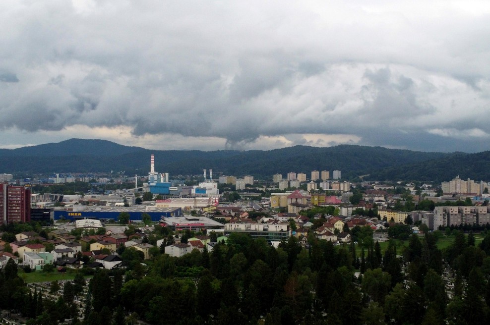 Pred nami je burno vremensko dogajanje: Arso za vso državo izdal oranžno opozorilo (foto: Igor Kupljenik/Bobo)