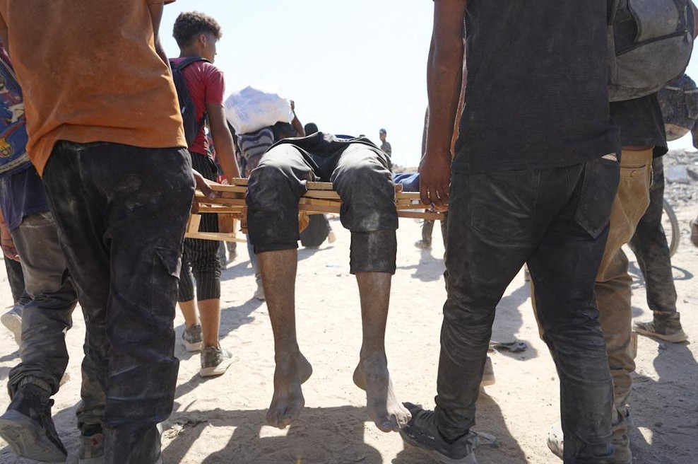 Grozljiva tragedija v Gazi: na sestradane ljudi se je prevrnil tovornjak s humanitarno pomočjo (foto: Profimedia)