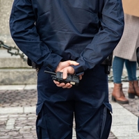 Bizarno, da bolj ne more biti: policist je šel do bankomata, njegovo službeno vozilo pa je zapeljalo v ... (poglejte sami)