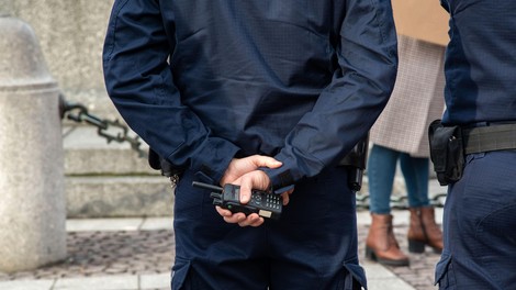 Bizarno, da bolj ne more biti: policist je šel do bankomata, njegovo službeno vozilo pa je zapeljalo v ... (poglejte sami)
