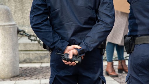 Bizarno, da bolj ne more biti: policist je šel do bankomata, njegovo službeno vozilo pa je zapeljalo v ... (poglejte sami)