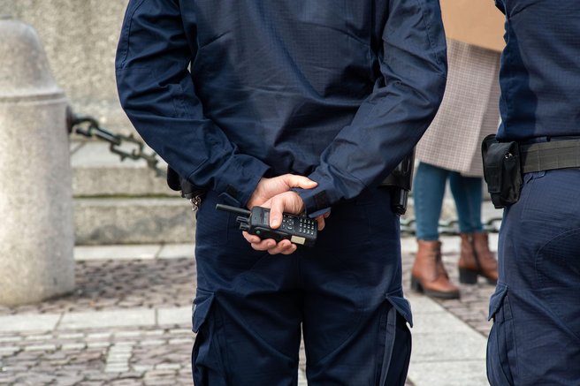 Bizarno, da bolj ne more biti: policist je šel do bankomata, njegovo službeno vozilo pa je zapeljalo v ... (poglejte sami)