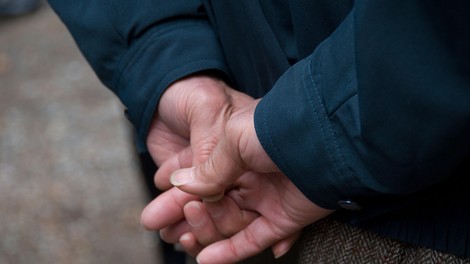 Psihologi razkrili: to pomeni, če oseba med hojo drži roke za hrbtom