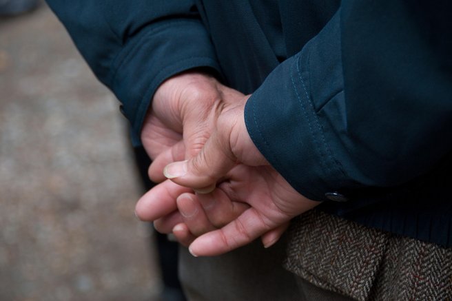 Psihologi razkrili: to pomeni, ali oseba med hojo drži roke za hrbtom