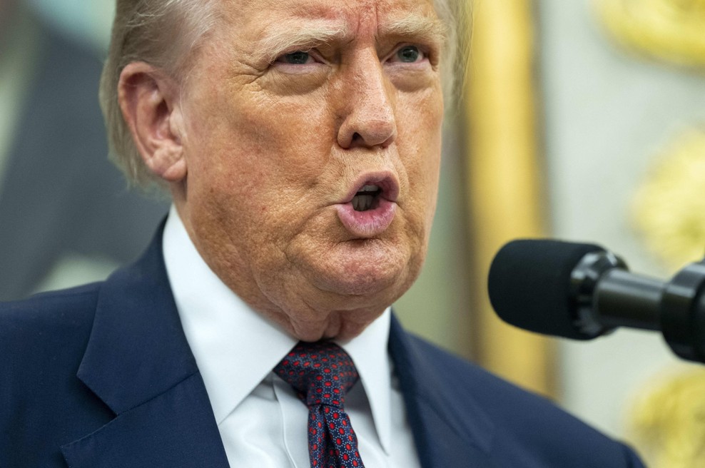 Donald Trump afero z Jeffreyjem Epsteinom označil za popolno neumnost in s prstom pokazal na ... (foto: Profimedia)