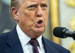 Donald Trump afero z Jeffreyjem Epsteinom označil za popolno neumnost in s prstom pokazal na ...
