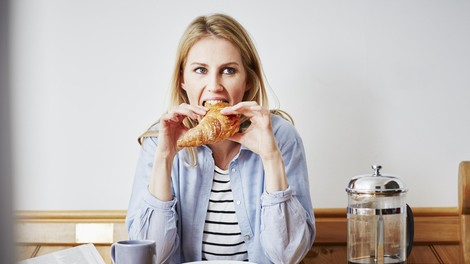 Svetovno znani kardiokirurg razbil mit o zajtrku: "Ljudje s to jutranjo rutino živijo dlje!"