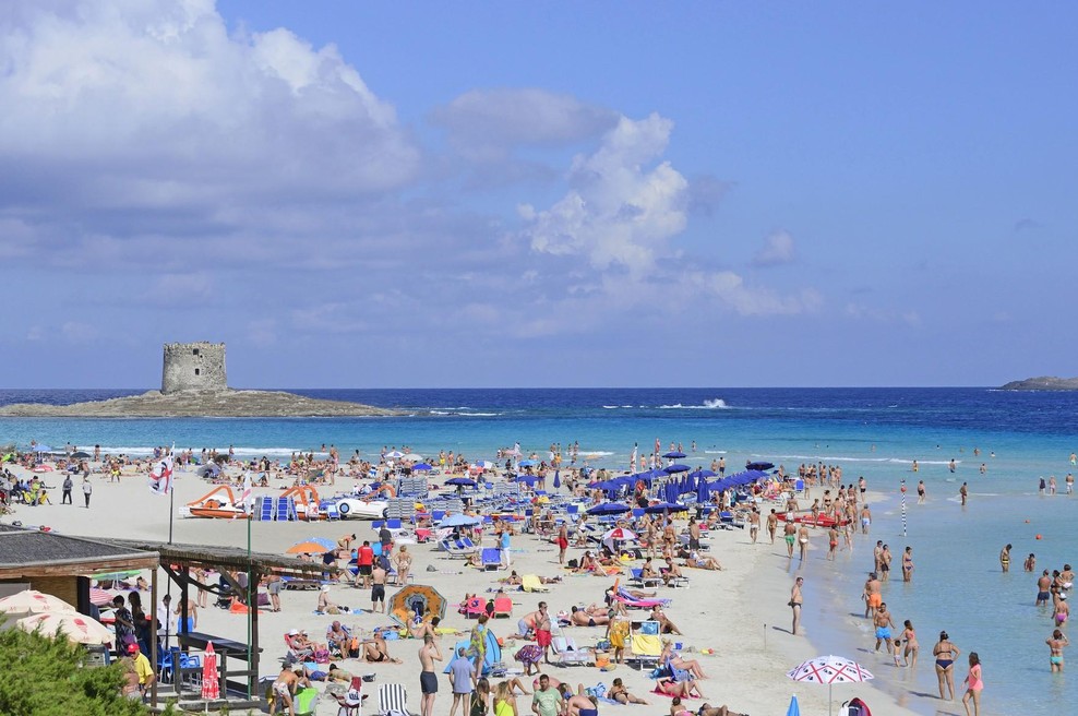 Plaža La Pelosa na Sardiniji se je znašla na neslavnem prvem mestu. (foto: Profimedia)