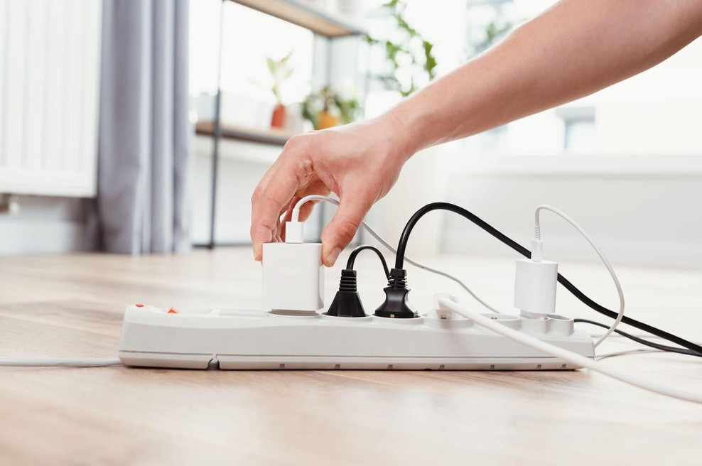Električar razkril osupljiv način, kako znižati račun za elektriko: "Čez noč izklopite ta aparat!" (foto: Profimedia)