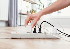 Električar razkril osupljiv način, kako znižati račun za elektriko: "Čez noč izklopite ta aparat!"