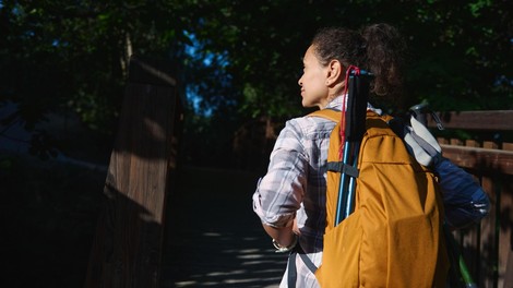 Pustila je službo in spala na kavčih neznancev – kar se je zgodilo, je spremenilo način, kako gleda na potovanja