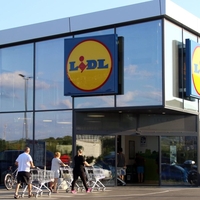 Lidl grožnja tujec prerezan vrat policija prodajalka