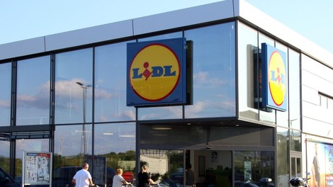 Lidl grožnja tujec prerezan vrat policija prodajalka