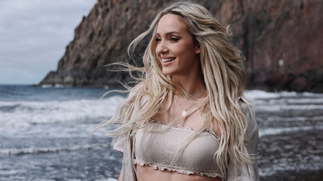 Ines Erbus pesem videospot Sekunde