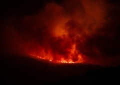 Na priljubljenem hrvaškem otoku izbruhnil obsežen požar - gasijo tudi tri letala za gašenje