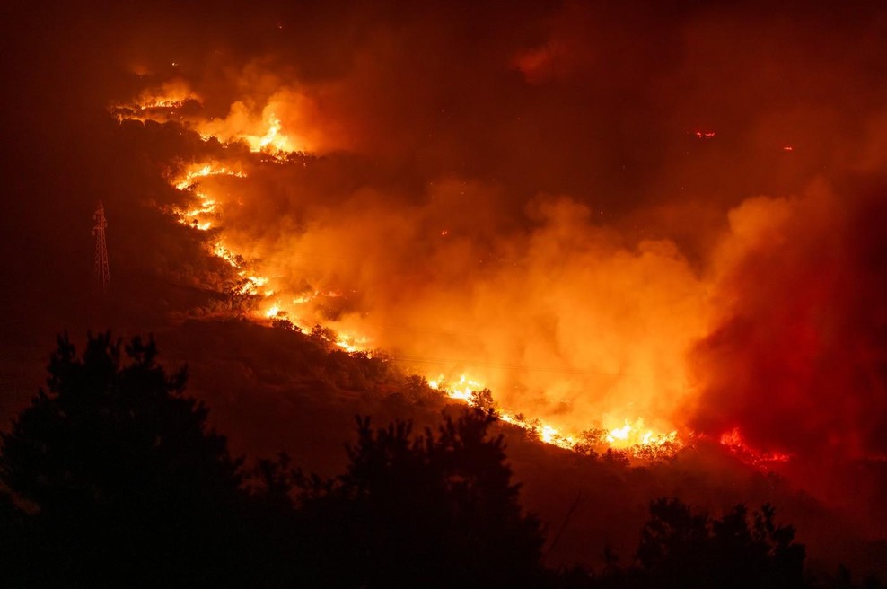Pekel med priljubljenimi dopustniškimi otoki: ognjena pošast na Jadranu požira vse pred seboj, razglašeno rdeče opozorilo (foto: Profimedia)