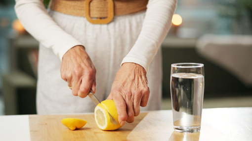 Vsako jutro je popila limonin sok s poprom (po samo 10 dneh opazila neverjetne rezultate)