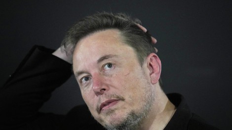 Nova AI-vojna: Musk obtožuje Apple, Altman vrača udarec