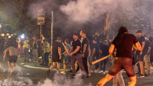 Novi protesti v Srbiji: policija uporabila solzivec, več deset aretiranih in ranjenih (FOTO)