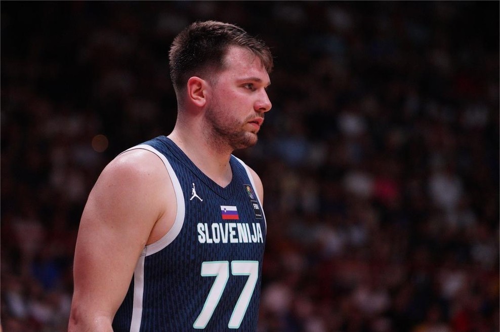 Dončićev udarec v koleno komentirali tudi ameriški mediji: "Navijači Lakersov bodo Eurobasket gledali z zaskrbljenostjo" (foto: Profimedia)