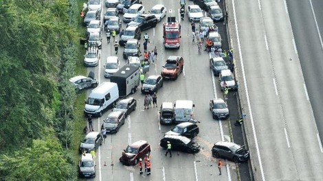 Na avstrijskem Štajerskem na avtocesti trčilo 33 vozil (FOTO)