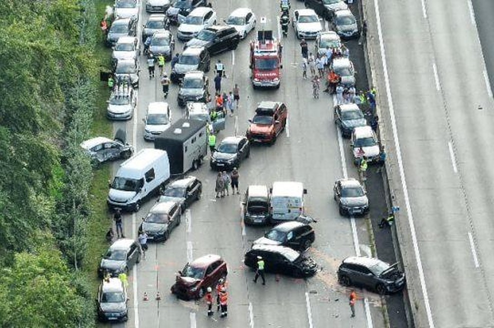 Na avstrijskem Štajerskem na avtocesti trčilo 33 vozil (FOTO) (foto: X/HaberVirgul)