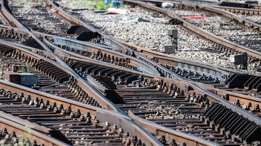 Znova iztirjenje na slovenskih tirih: napaka, ki je stala več kot 100.000 evrov