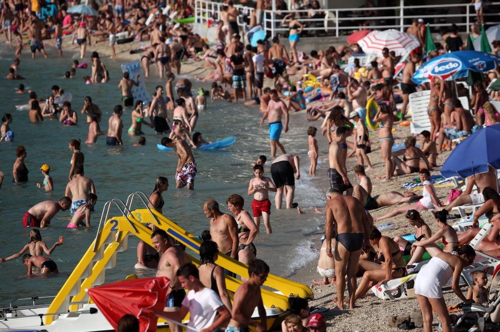 Natrpana plaža v Makarski (foto: Profimedia)