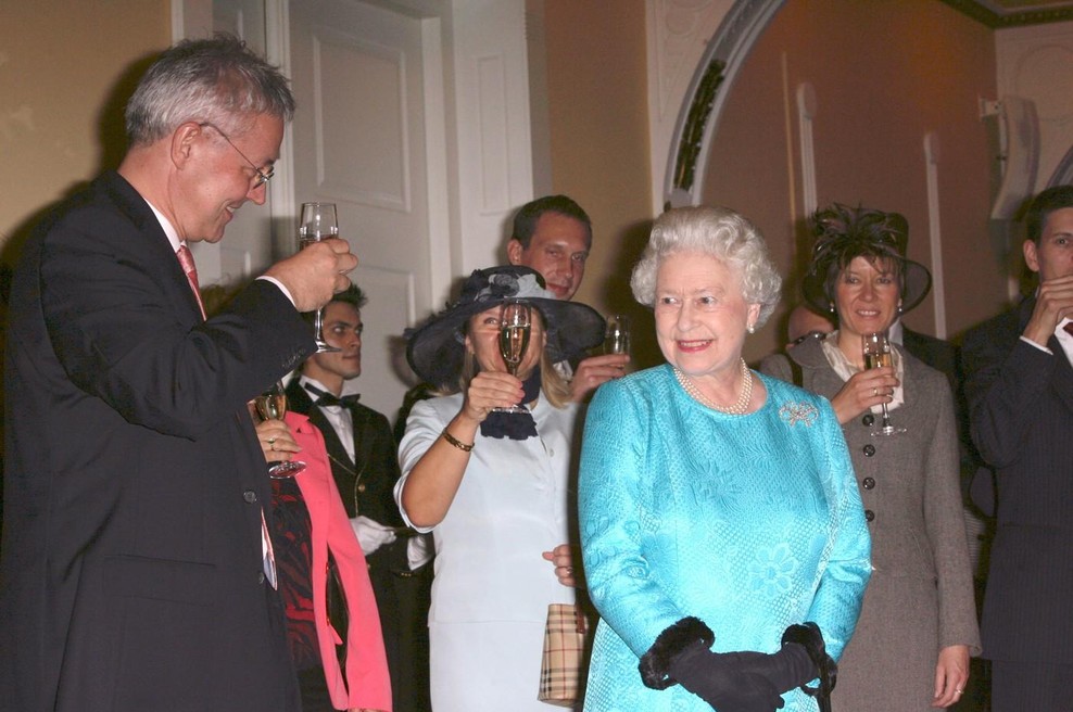 Kraljica Elizabeta II. je bila nora na to čokoladno torto brez peke: naredi jo lahko čisto vsak, okus pa je božanski (kar je ona dobro vedela) (foto: Profimedia)