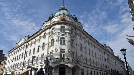 Kako je prespati v enem najbolj legendarnih ljubljanskih hotelov — izkušnja naše novinarke (FOTOREPORTAŽA)