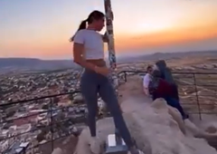 Turistka v pajkicah v Turčiji zaplesala na drogu: na slednjem je bilo tole, zaradi česar ji zdaj grozi 5 let zapora!