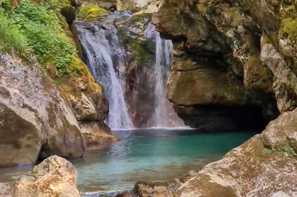 Premalo poznana slovenska naravna znamenitost, kjer se čas ustavi in vas objame blažen mir (foto: TikTok/lepoteslovenije/posnetek zaslona)