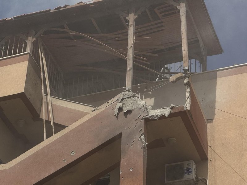 Izraelski napad na Gazo: ubitih najmanj 15 ljudi, med njimi več novinarjev