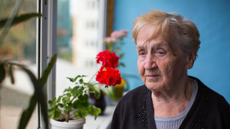 93-letnica zaradi hrupa v centru mesta joče in doživlja neznanski stres, mestna občina pa ...