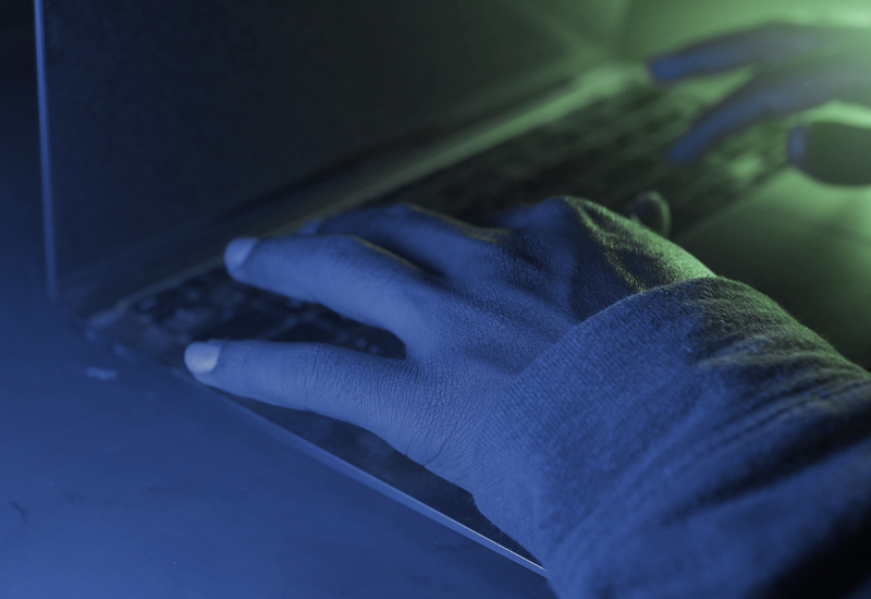 Starša svojega sina našla mrtvega pred računalnikom: kar je nosil na obrazu, je šokiralo vse