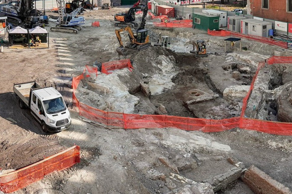 Gradbinci vihteli krampe in lopate, ko so naleteli na osupljiv prizor: najdba, ki je še arheologe pustila brez besed (foto: Facebook/Speciale Roma)