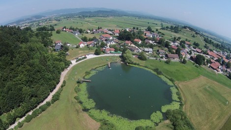 Opozorilo: eno najbolj priljubljenih jezer v Sloveniji trenutno ni varno