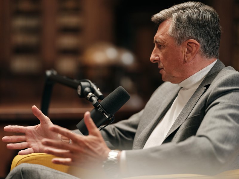 Eden največjih slovenskih podjetnikov Igor Akrapovič v novi epizodi podkasta navdiha razkril, zakaj mu rečejo fanatik, kakšna je cena uspeha in o čem sanja danes