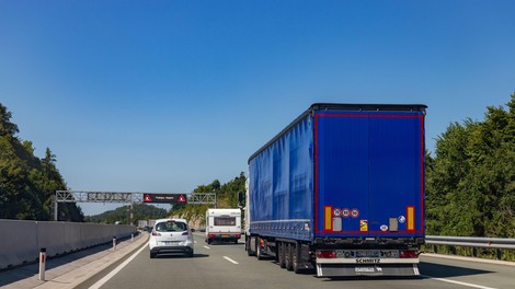 Zaradi te zapore je Slovenija prometno ohromljena – odzivi so burni