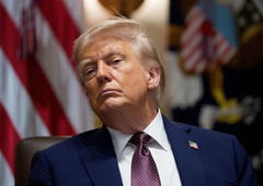 Pred Belo hišo aretirali ameriškega vojnega veterana, ki je iz protesta proti Donaldu Trumpu storil to