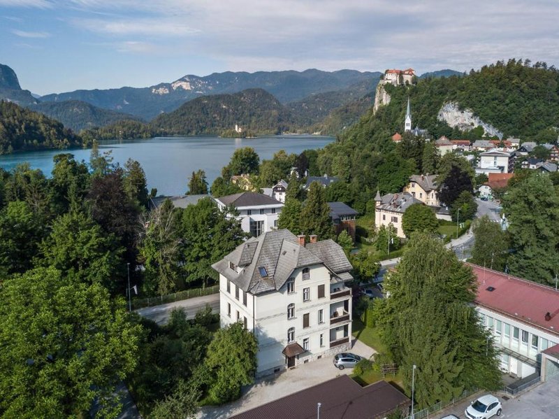 Turistka želela rezervirati nastanitev na Bledu, nato je šlo vse narobe: lastnik se je nazadnje moral opravičiti