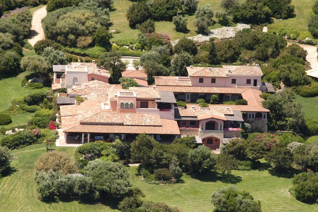 Berlusconijeva obmorska rezidenca na prodaj: Vilo, kjer so potekale 'bunga bunga" zabave, zdaj prodajajo za astronomski znesek
