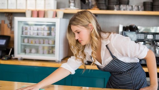 Hrvatica je hotela natakarici iz Srbije pustiti napitnino, a takega odgovora ni pričakovala (pustil jo je brez besed)