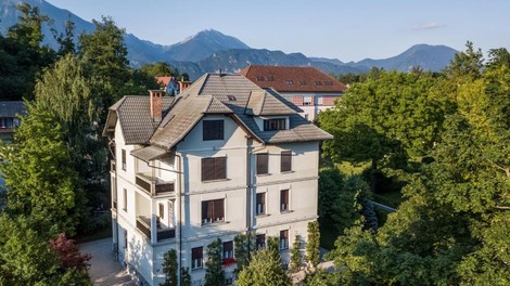 Turistka želela rezervirati nastanitev na Bledu, nato je šlo vse narobe: lastnik se je nazadnje moral opravičiti