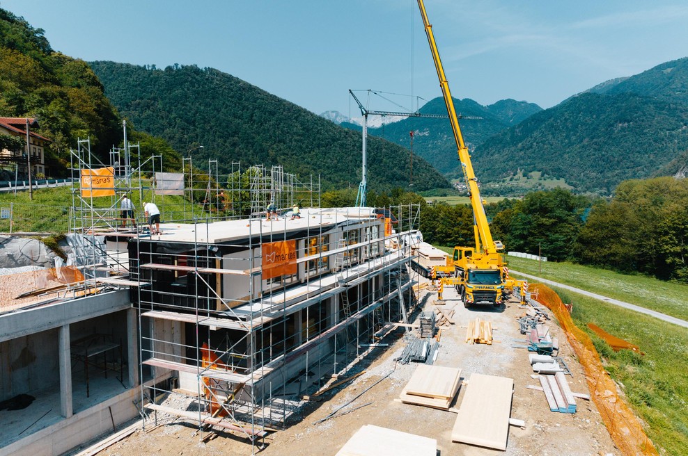 Znani slovenski športnik se je lotil odmevnega gradbenega projekta: tole gradi v osrčju Mosta na Soči (FOTO) (foto: Butični hotel TU’LIE)