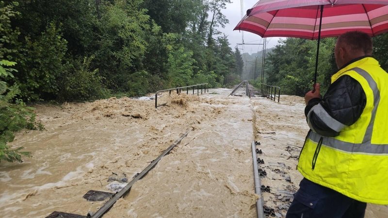 Močno neurje zajelo slovensko Istro: poplavljene ceste, zaprte železniške proge ... (FOTO in VIDEO)